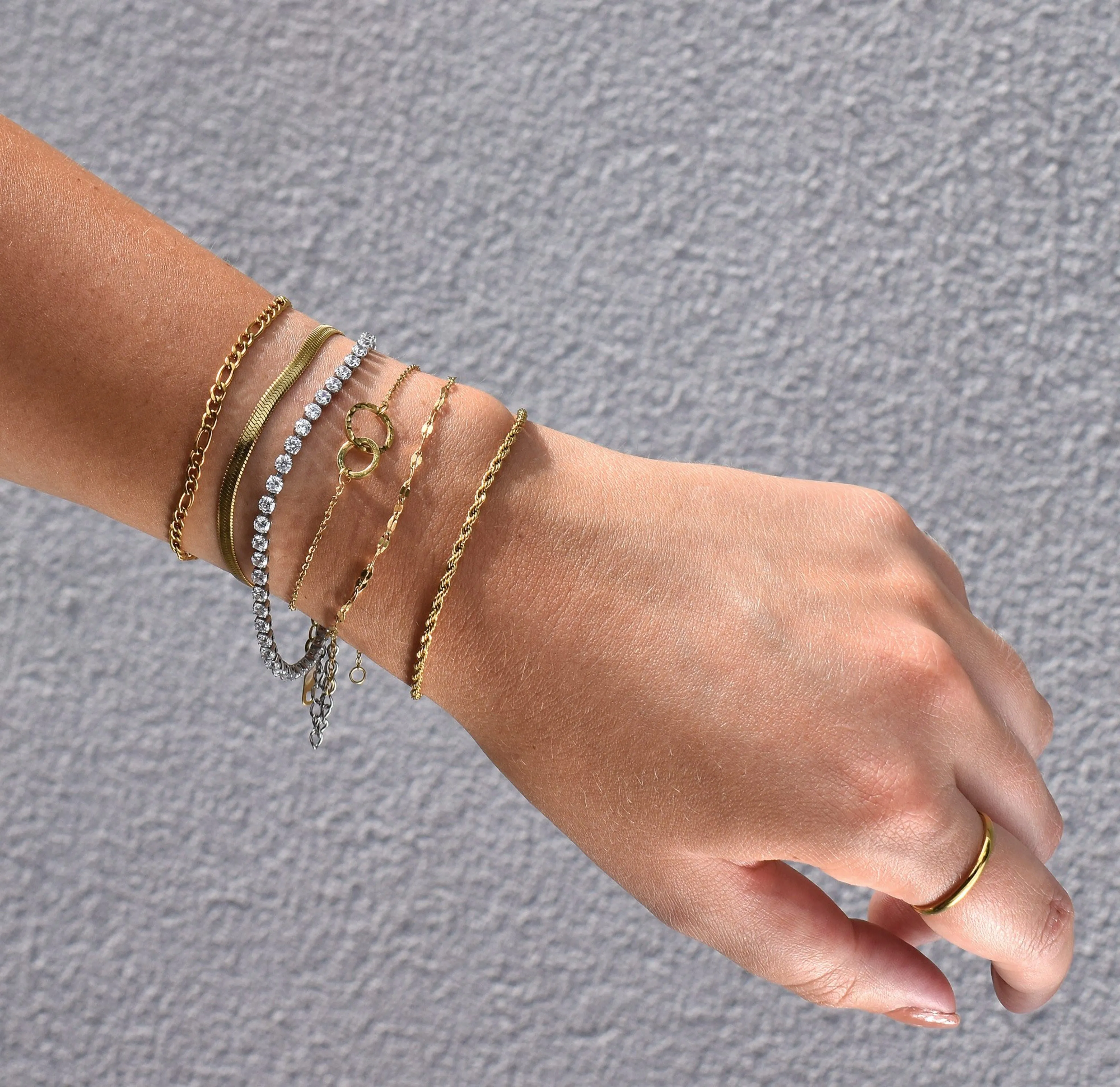 ANTONIA DAINTY GOLD UNITY BRACELET