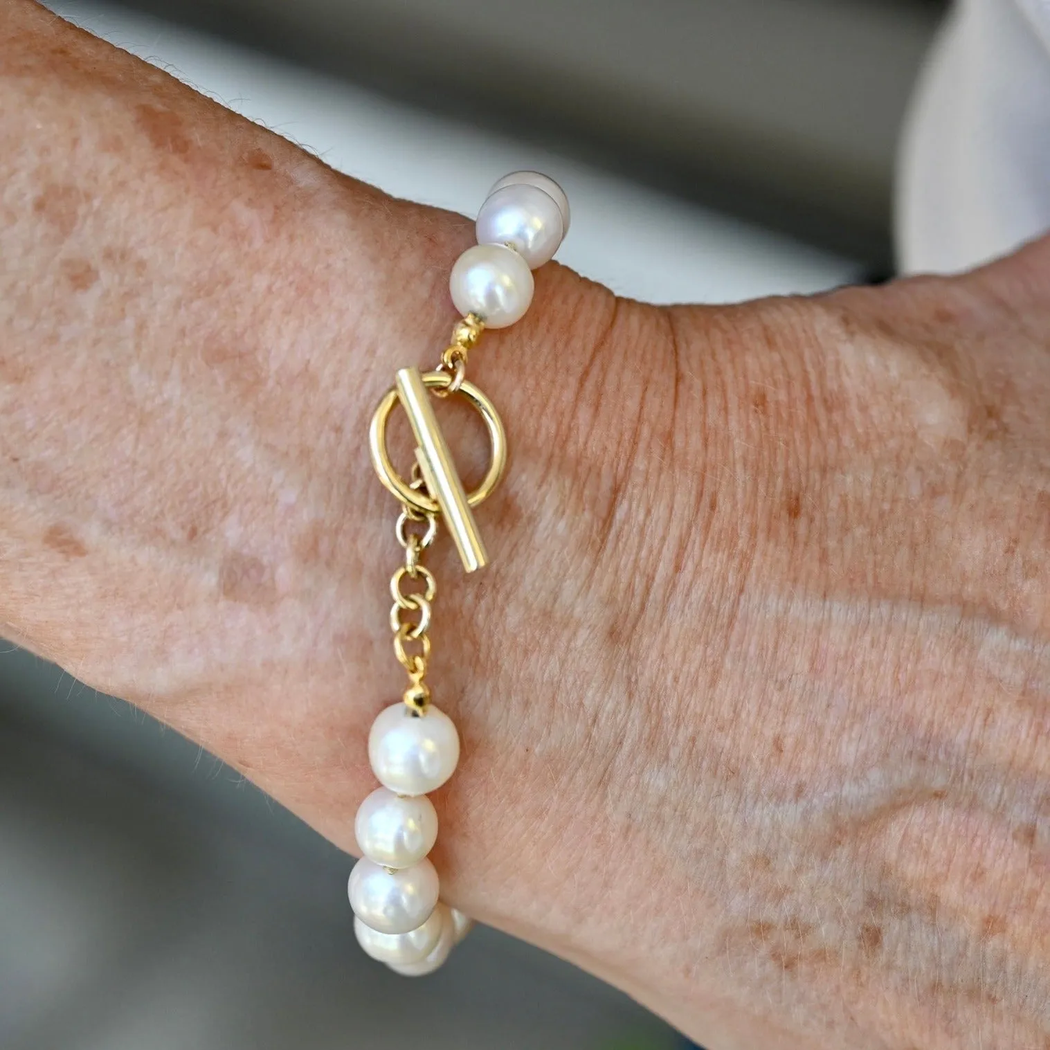 Pearl Bracelet with Gold Toggle Clasp