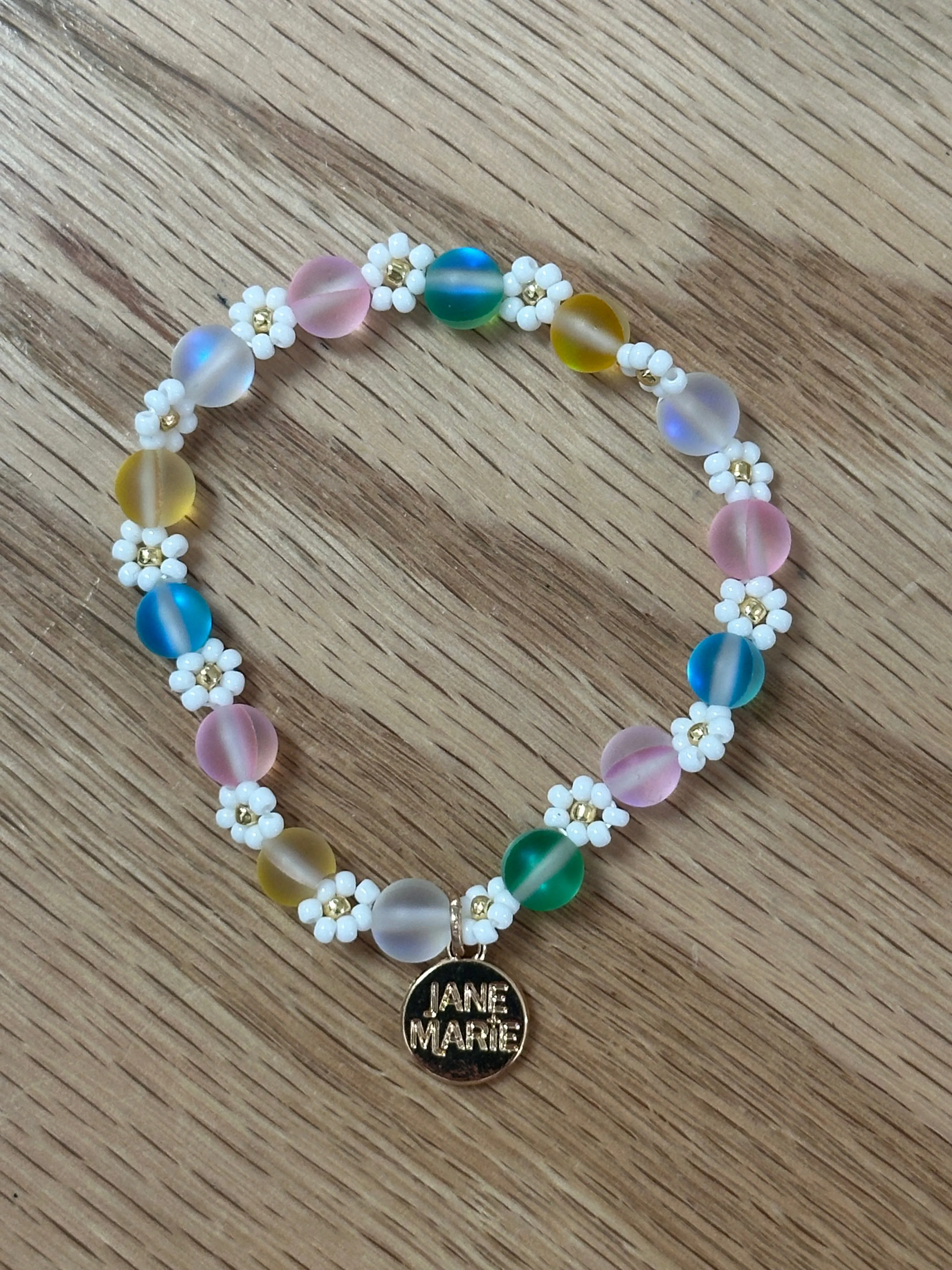 White Flower & Pearl Beaded Bracelet with Beaded Accents